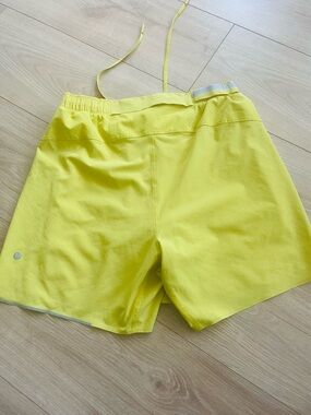 Lululemon size medium Men's Yellow Athletic Shorts